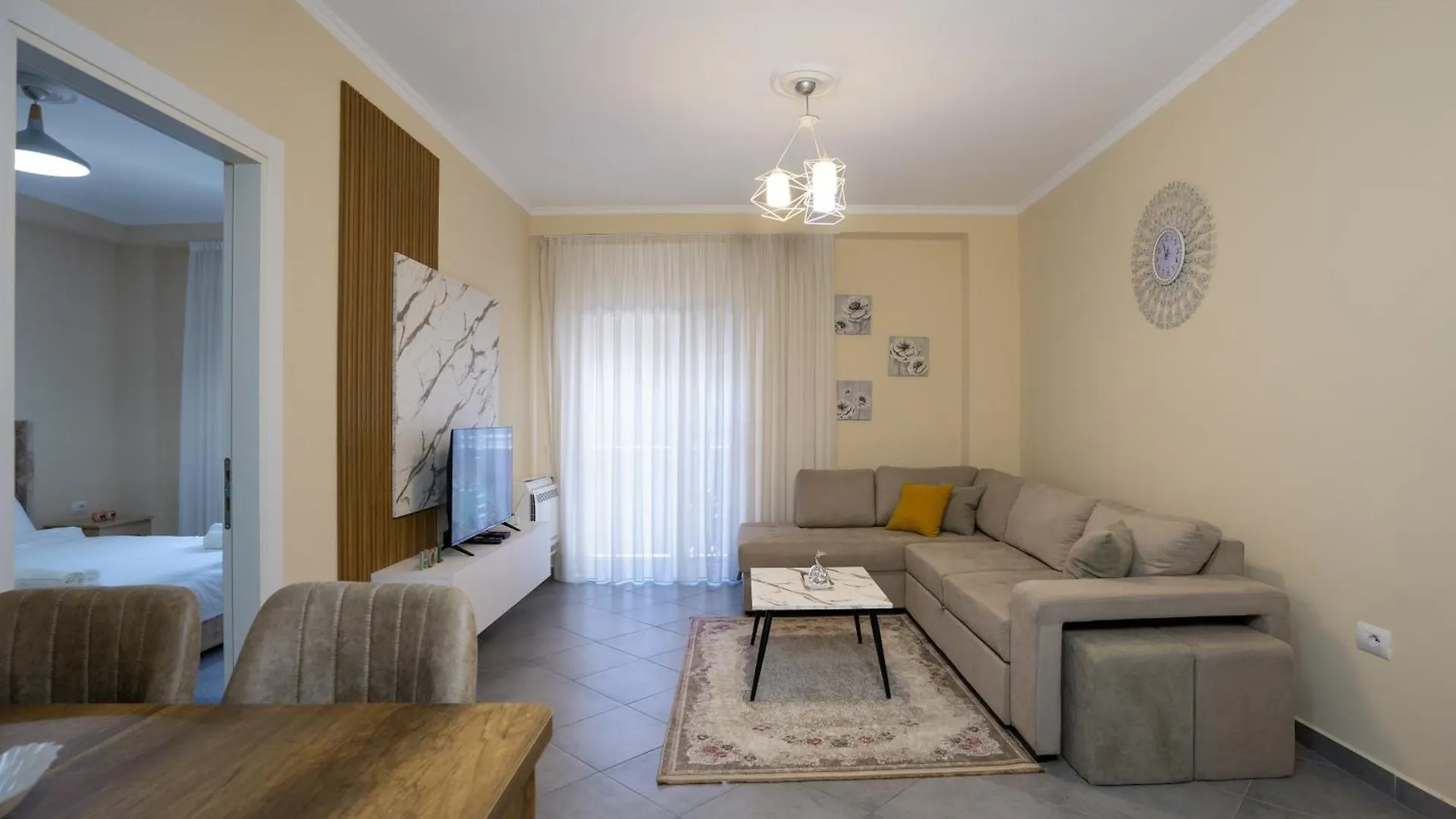 Luxe Residence Тирана 0*,