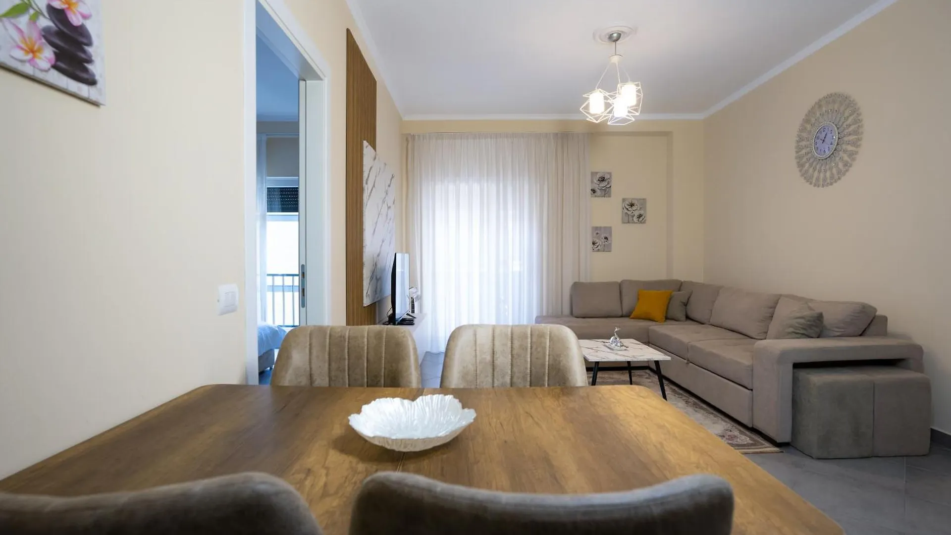 Luxe Residence Тирана 0*,  Албания
